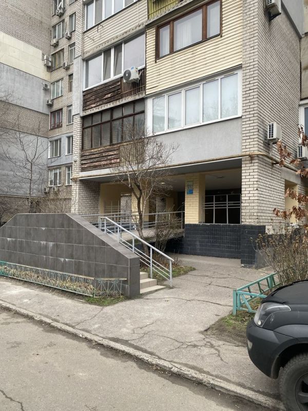 Продам 3 кімнатну квартиру 90 м² на Крутогірний узвіз 9 (вул. Рогальова) вартість разом з гаражем