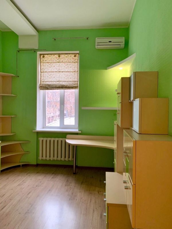 Продам 4х-комнатную квартиру ,170 м² по ул. Воскресенская в центре Днепра