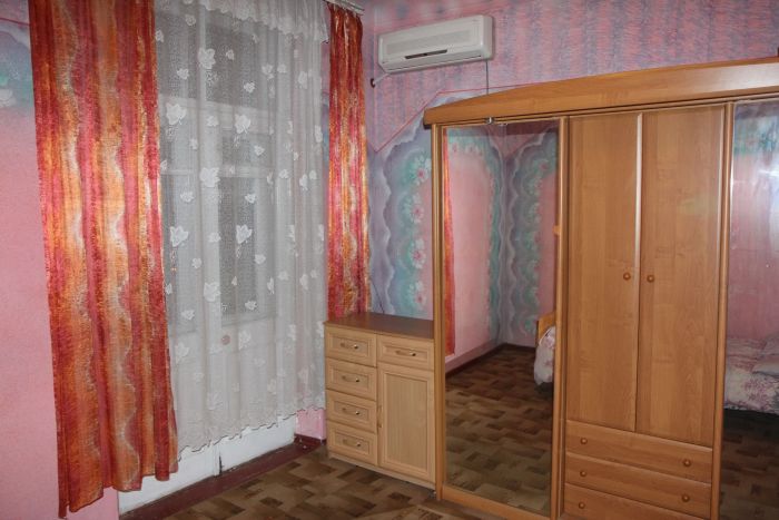 Продам 2 кімнатну квартиру 59 м з гарним розташуванням пл. Старомостовая (Островского) сталінка з власним газовим опаленням