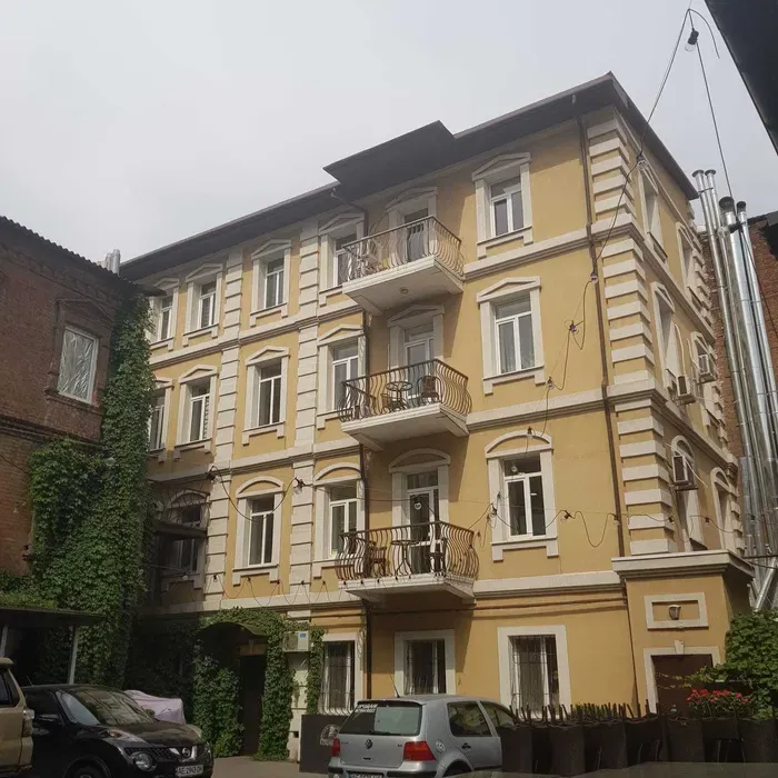 Продам 3-х кімнатну квартиру 90 м в центрі міста біля Менора