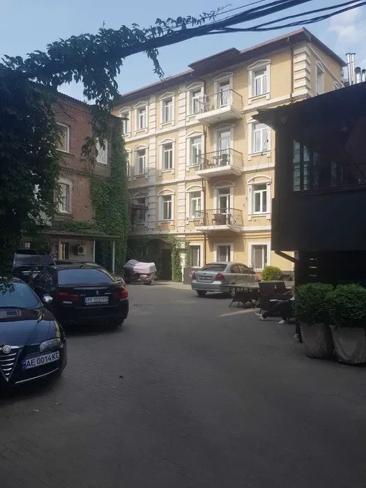 Продам 3-х кімнатну квартиру 90 м в центрі міста біля Менора