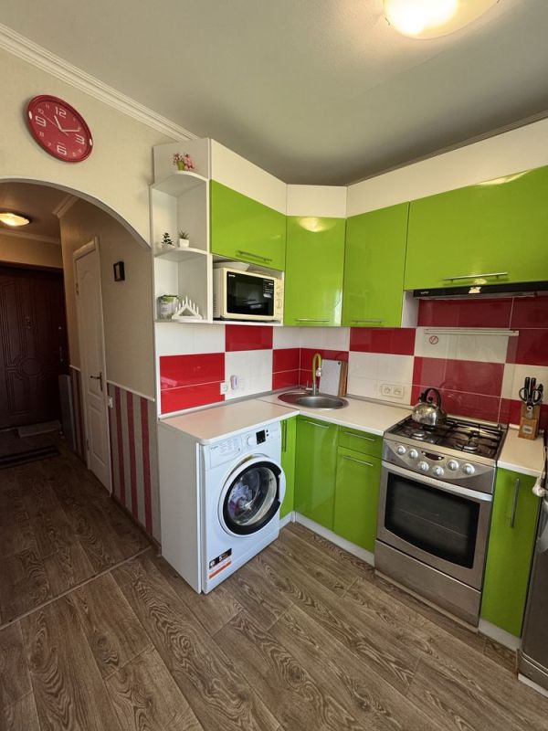 Продам 1к квартиру з ремонтом 30 м² ж/м Червоний камінь вул. Коробова 5