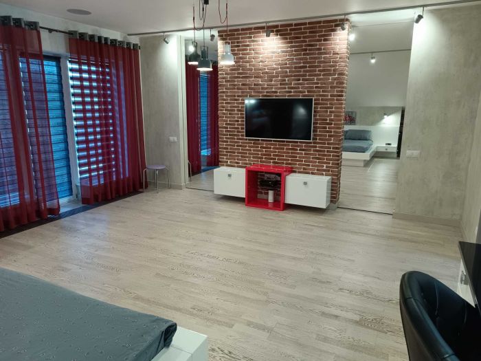 Продам будинок в Обухівці, вул. Зарічна 4 кімнати 200 м², 2 поверхи 7 соток  