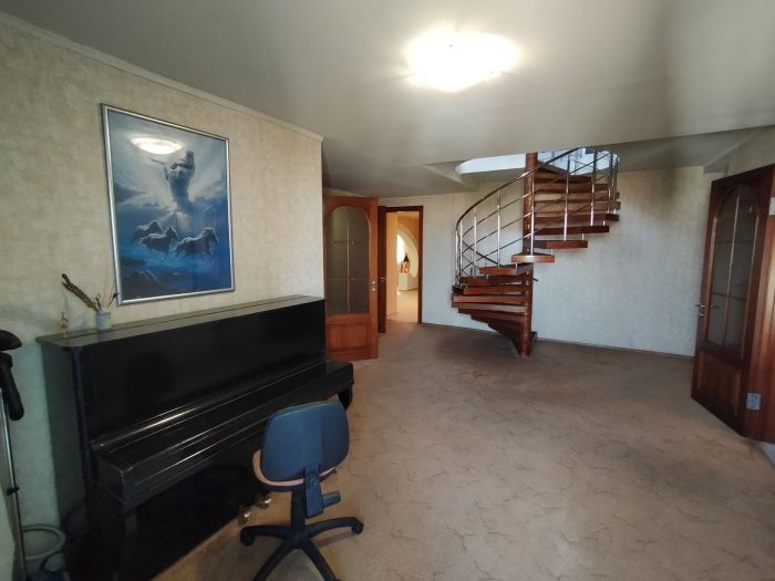 Продам 3-х уровневую квартитру (3 этажа) в центрі пр. Леси Украинки