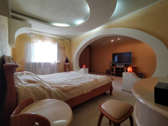 Продам 3-х уровневую квартитру (3 этажа) в центрі пр. Леси Украинки