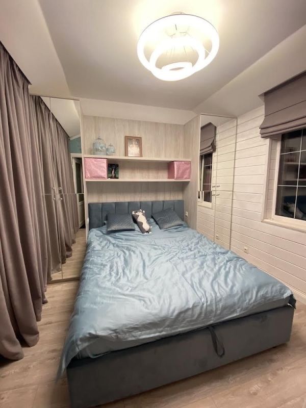 Продам дачний будинок зі своїм берегом з басейном та газовим опаленням