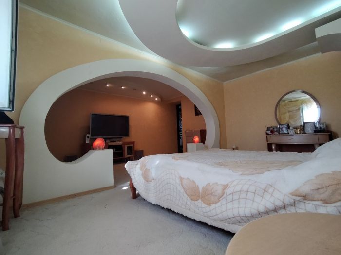 Продам 3-х уровневую квартитру (3 этажа) в центрі пр. Леси Украинки