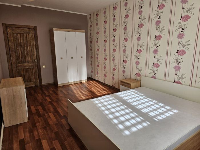 Продам будинок  178 м² 3 соткі в районі ресторана Едбург вул. Далекосхідна