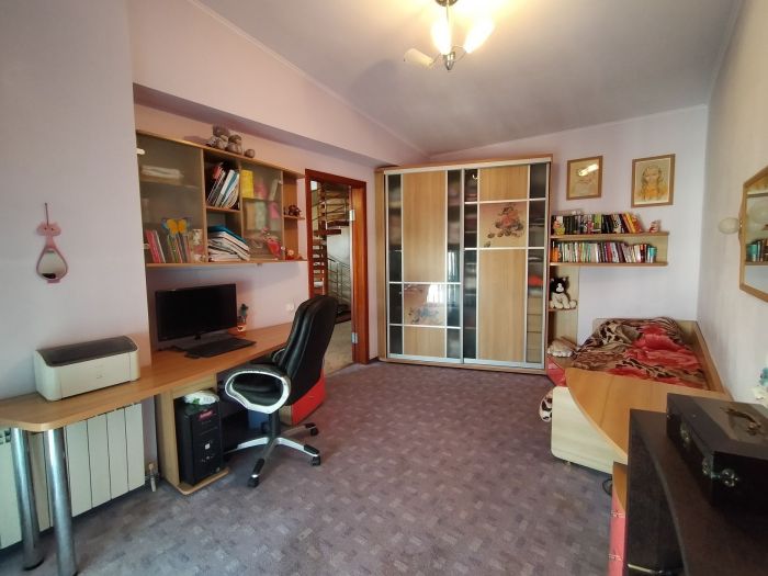 Продам 3-х уровневую квартитру (3 этажа) в центрі пр. Леси Украинки