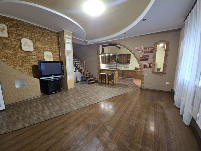 Продам будинок  178 м² 3 соткі в районі ресторана Едбург вул. Далекосхідна