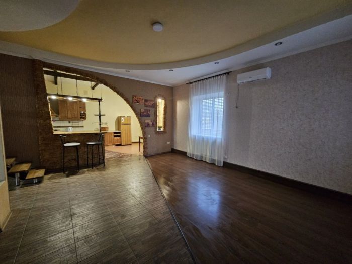 Продам будинок  178 м² 3 соткі в районі ресторана Едбург вул. Далекосхідна