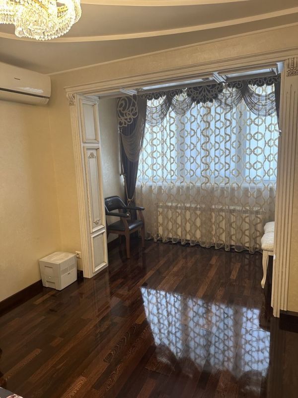 Продам эксклюзивную 3к квартиру  88.90 м² на ж/м Покровский с дизайнерским ремонтом