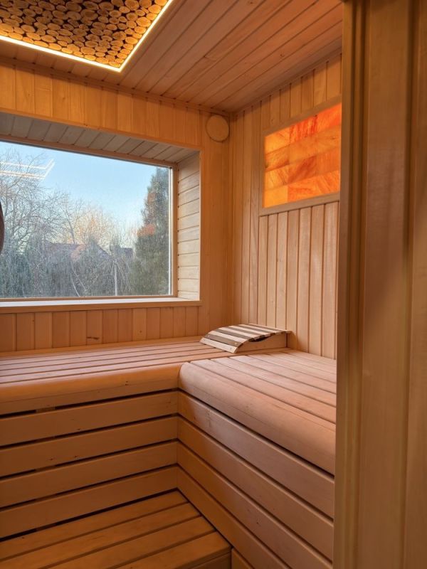 Продам дачний будинок зі своїм берегом з басейном та газовим опаленням