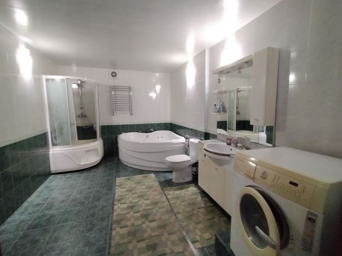 Продам 3-х уровневую квартитру (3 этажа) в центрі пр. Леси Украинки