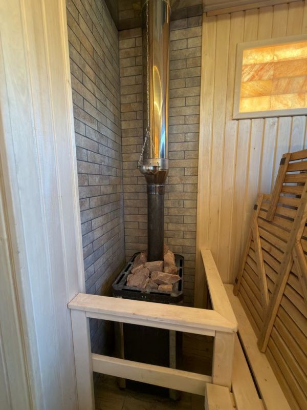 Продам дачний будинок зі своїм берегом з басейном та газовим опаленням