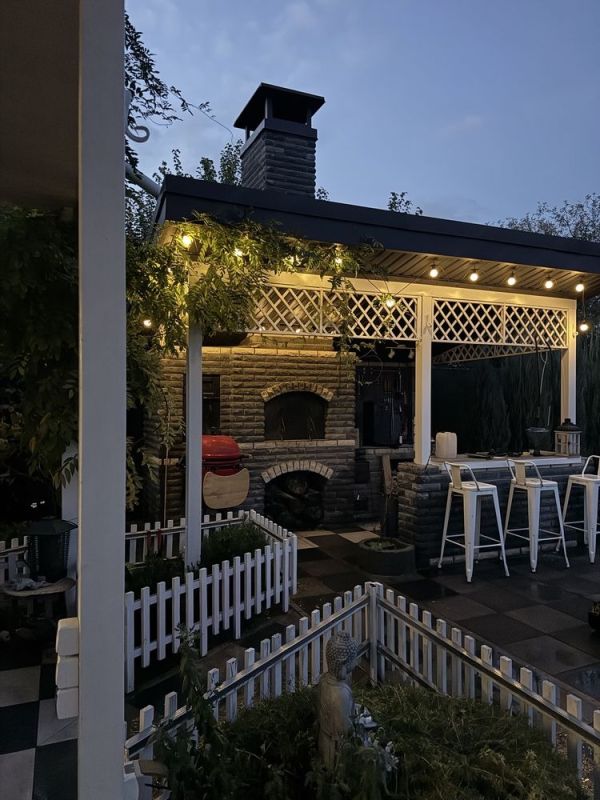 Продам дачний будинок зі своїм берегом з басейном та газовим опаленням