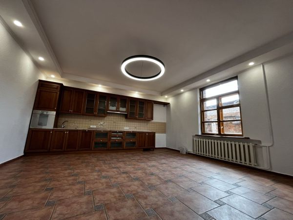 Здається в оренду 4-х поверховий клубний будинок площею 600 м² у центрі міста, неподалік проспекту Гагаріна