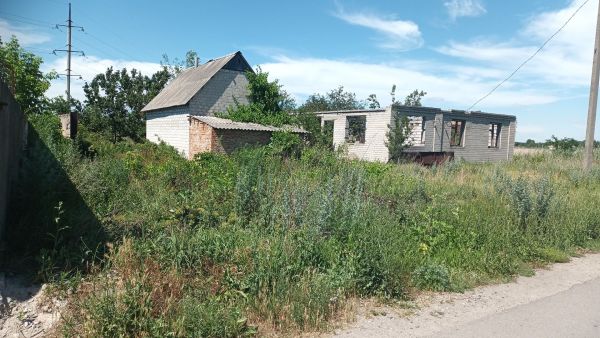 Продам гарну ділянку 15 соток з недобудовою у центрі Обуховці