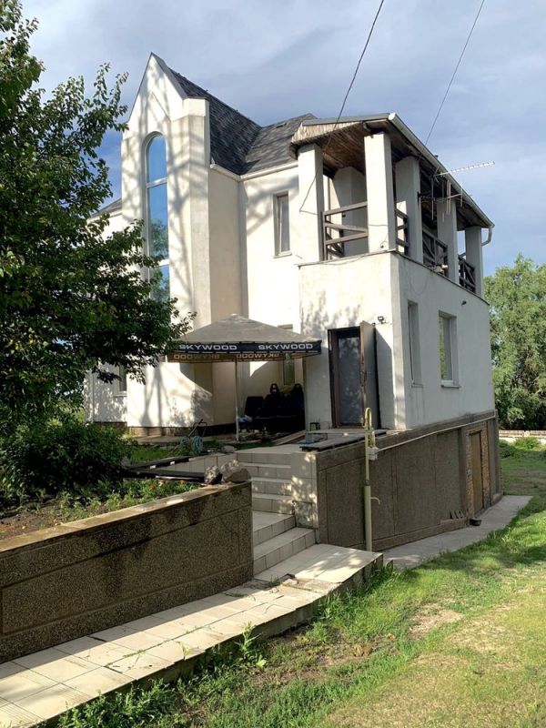 Продам гарний будинок 4 кімнати площею 160 м² в АНД районі на березі річки