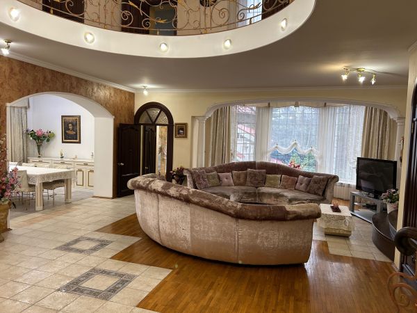 For rent a wonderful house in the center of Dnipro. 7 rooms, 450 m², a plot of 10 acres in the DIITu district