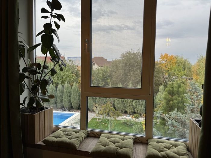 Продам дачний будинок зі своїм берегом з басейном та газовим опаленням