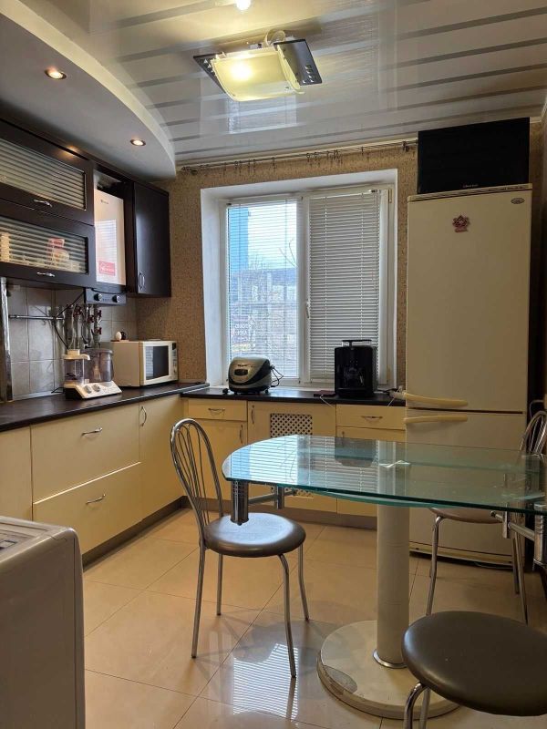 Продам 3к квартиру з ремонтом 69.50 м² на ж/м Парус-1