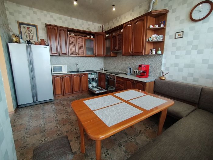 Продам 3-х уровневую квартитру (3 этажа) в центрі пр. Леси Украинки