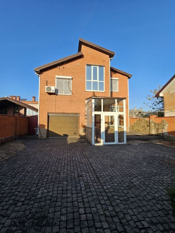 Продам будинок  178 м² 3 соткі в районі ресторана Едбург вул. Далекосхідна