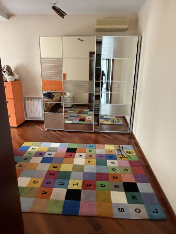 Продам будинок вул. Великолукська (Токмаківська) 374 м² 7 кімнат, 10 соток