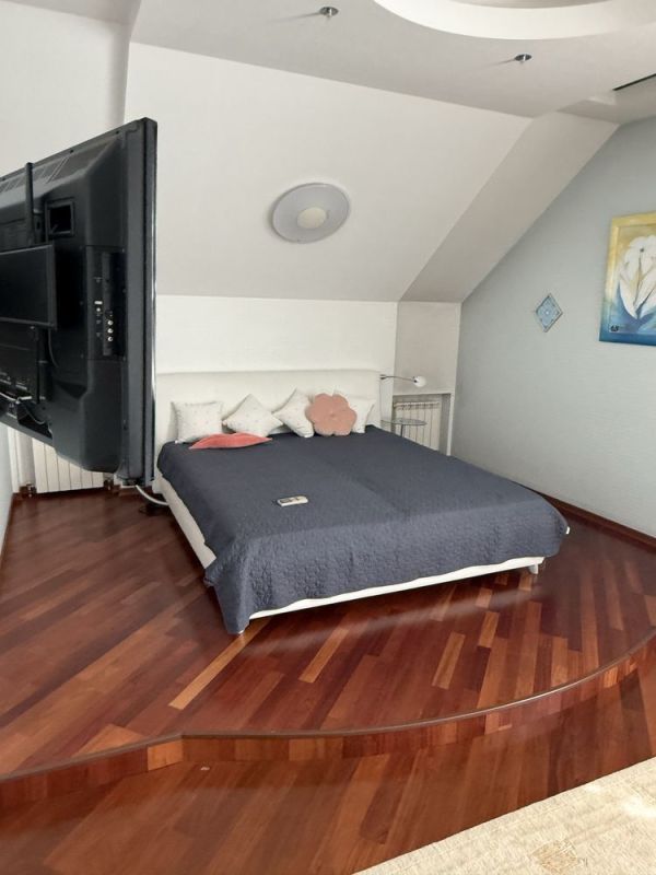Продам будинок вул. Великолукська (Токмаківська) 374 м² 7 кімнат, 10 соток
