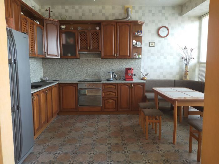 Продам 3-х уровневую квартитру (3 этажа) в центрі пр. Леси Украинки