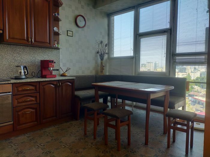 Продам 3-х уровневую квартитру (3 этажа) в центрі пр. Леси Украинки