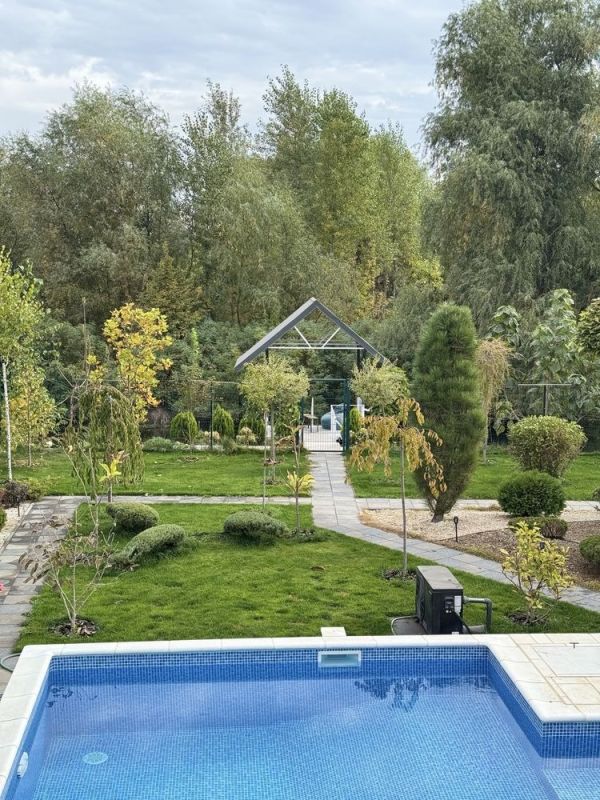 Продам дачний будинок зі своїм берегом з басейном та газовим опаленням