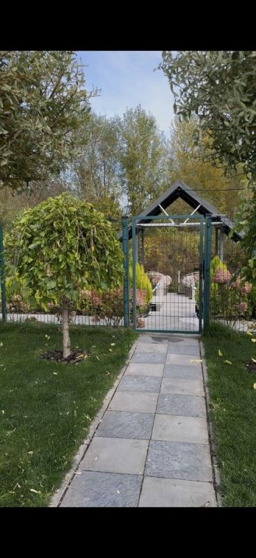 Продам дачний будинок зі своїм берегом з басейном та газовим опаленням