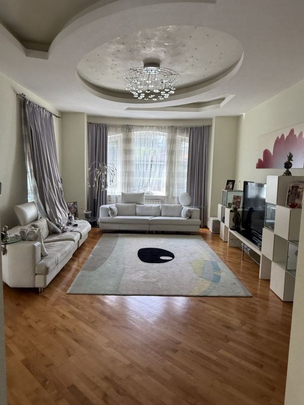 Продам будинок вул. Великолукська (Токмаківська) 374 м² 7 кімнат, 10 соток