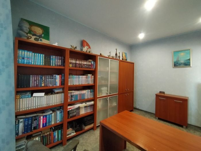 Продам 3-х уровневую квартитру (3 этажа) в центрі пр. Леси Украинки