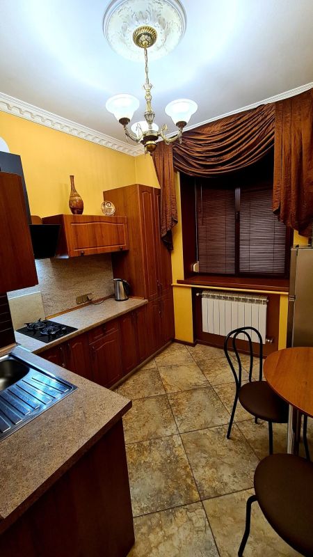 Продам 2к квартиру  50 м² со своим газовым отоплением, ремонтом на рабочей, сталинка