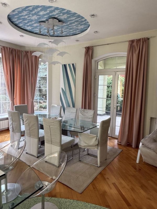 Продам будинок вул. Великолукська (Токмаківська) 374 м² 7 кімнат, 10 соток