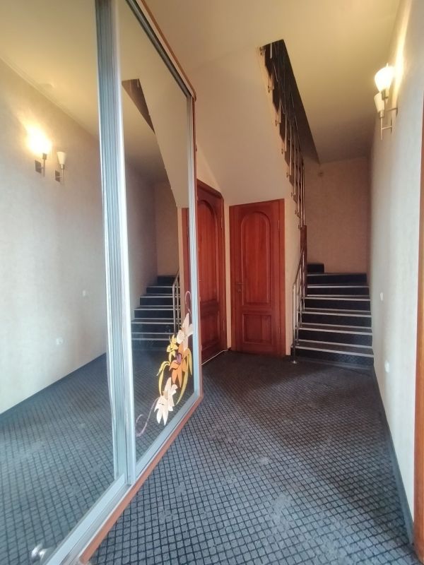 Продам 3-х уровневую квартитру (3 этажа) в центрі пр. Леси Украинки
