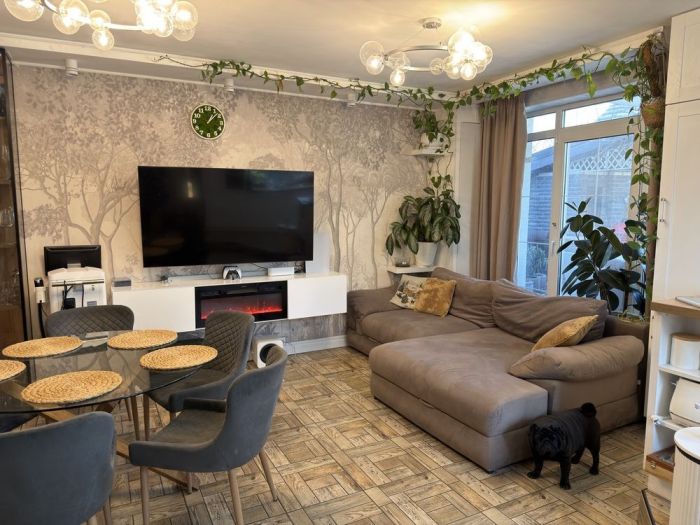 Продам дачний будинок зі своїм берегом з басейном та газовим опаленням