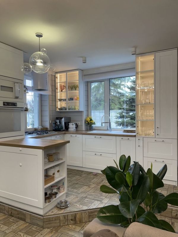 Продам дачний будинок зі своїм берегом з басейном та газовим опаленням