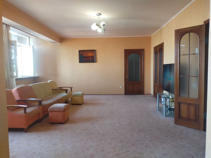 Продам 3-х уровневую квартитру (3 этажа) в центрі пр. Леси Украинки