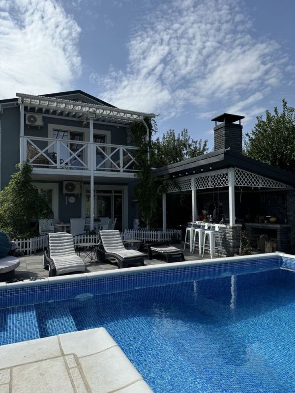 Продам дачний будинок зі своїм берегом з басейном та газовим опаленням