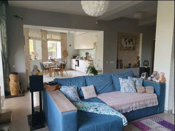 Продам гарний будинок 186 м² з власною природною водоймою на ділянці 12 соток в Обуховці