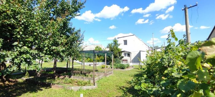 Продам будинок-дачу в чудовому місті 2 поверхи, опалення, вода в будінку 7 соток