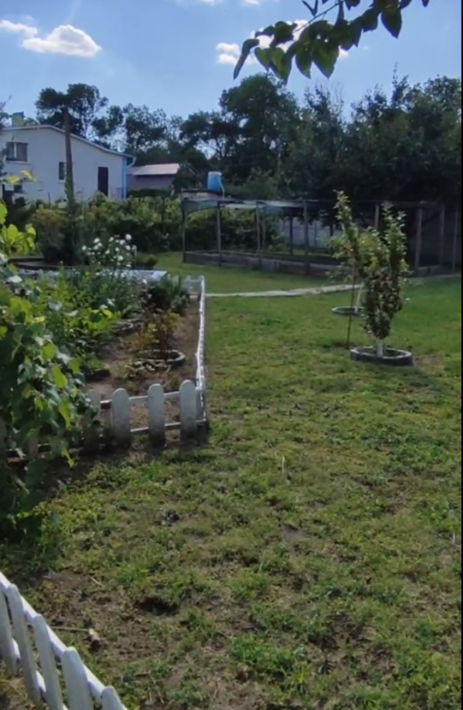 Продам будинок-дачу в чудовому місті 2 поверхи, опалення, вода в будінку 7 соток
