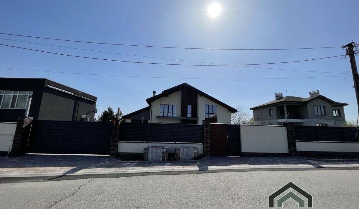 Продам 2х поверховий будинок 298 м² з верандою, бассейном на ділянці 15 соток в Сажівці