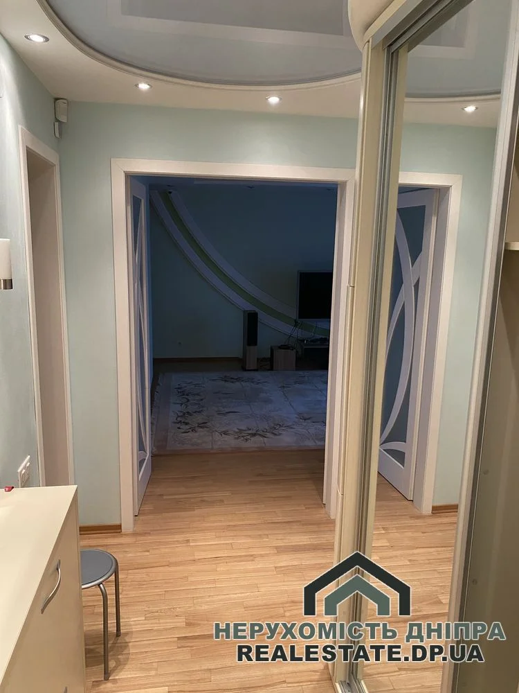 Продам 3 кімнатну квартиру 90 м² на Крутогірний узвіз 9 (вул. Рогальова) вартість разом з гаражем · 3