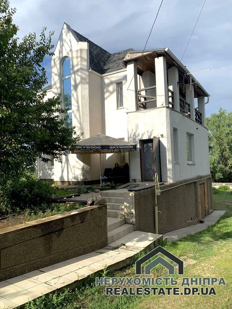 Продам гарний будинок 4 кімнати площею 160 м² в АНД районі на березі річки