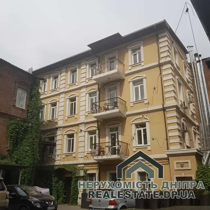Продам 3-х кімнатну квартиру 90 м в центрі міста біля Менора